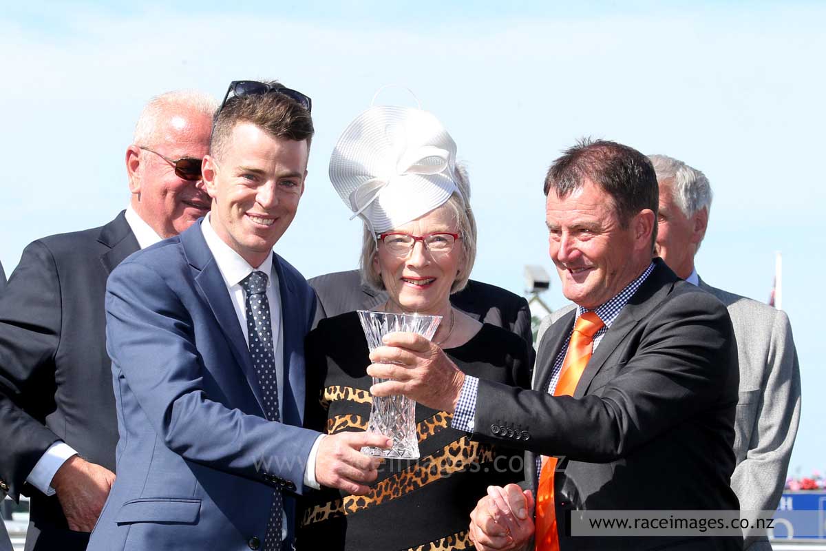 XTRAVAGANT - TRAINERS - CJC 7-11-2015 RACE IMAGES CHCH PHOTO
